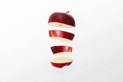 Manzana cortada sobre una superficie de cocina; fotografía ilustrativa del alimento