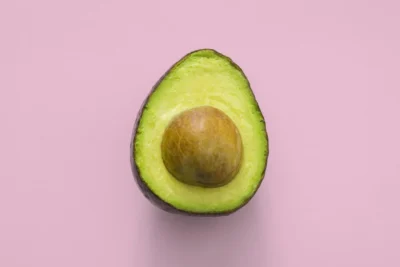 Palta abierta mostrando la pulpa y la pepa, partes con riesgos distintos para los perros