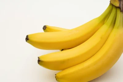 Plátanos de postre con cáscara; solo se considera ofrecer una pequeña porción de pulpa