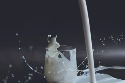 Fotografía ilustrativa de un vaso de leche